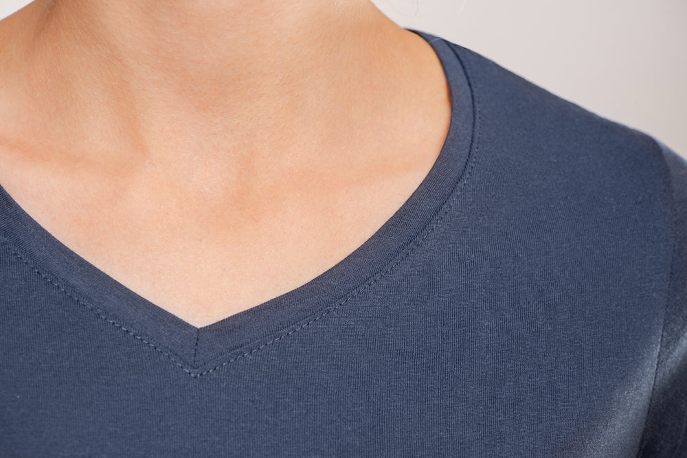 Damen Luxury V-Neck Tees Individuell bestickt (zzgl. Stickerei)