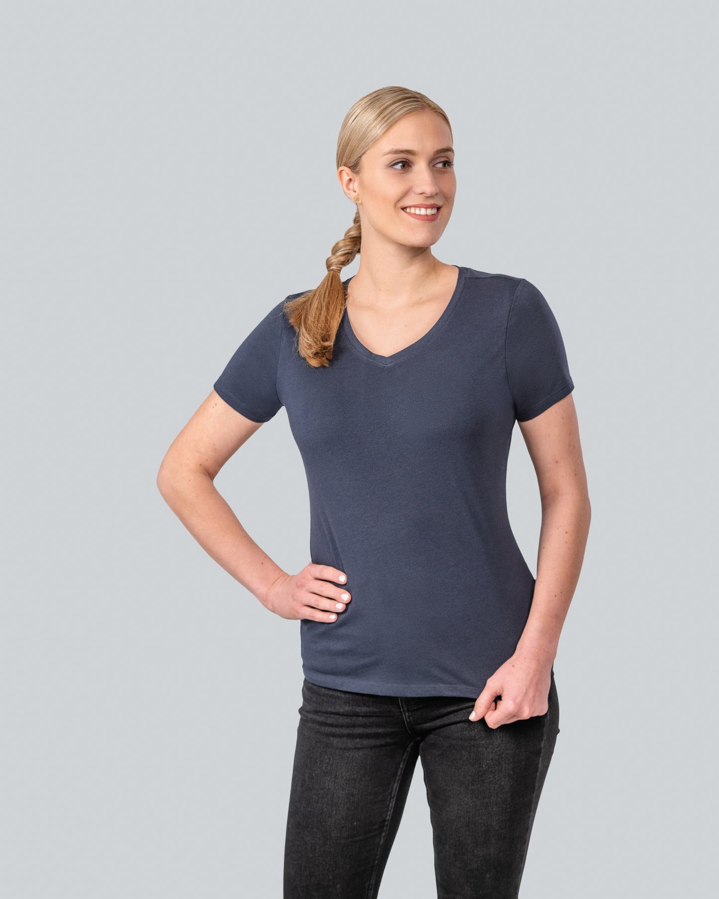 Damen Luxury V-Neck Tees Individuell bestickt (zzgl. Stickerei)